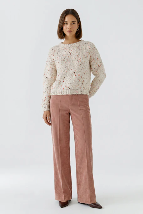 Weiche Cordhose in Rosa: Bequeme, weit geschnittene Hose ohne Model, ideal für lässige Outfits.