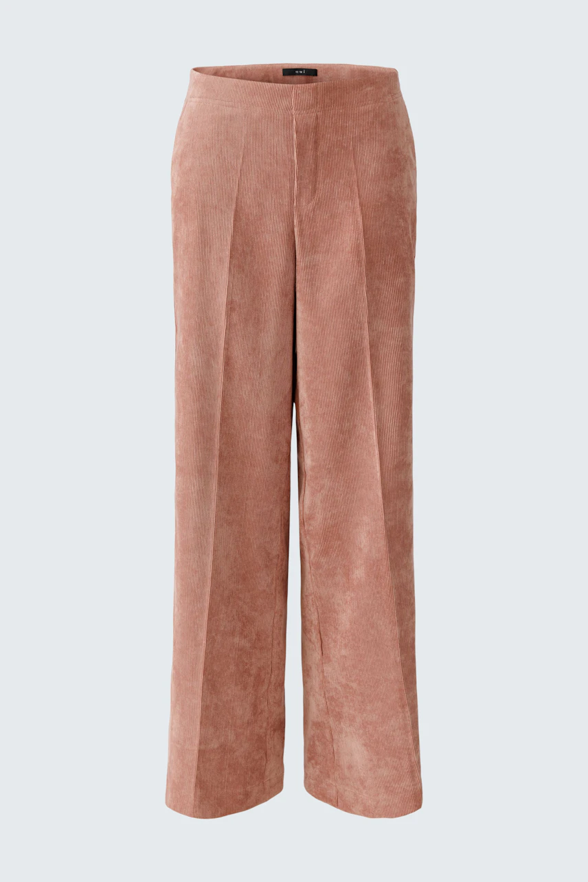 Weiche Cordhose in Rosa: Bequeme, weit geschnittene Hose ohne Model, ideal für lässige Outfits.