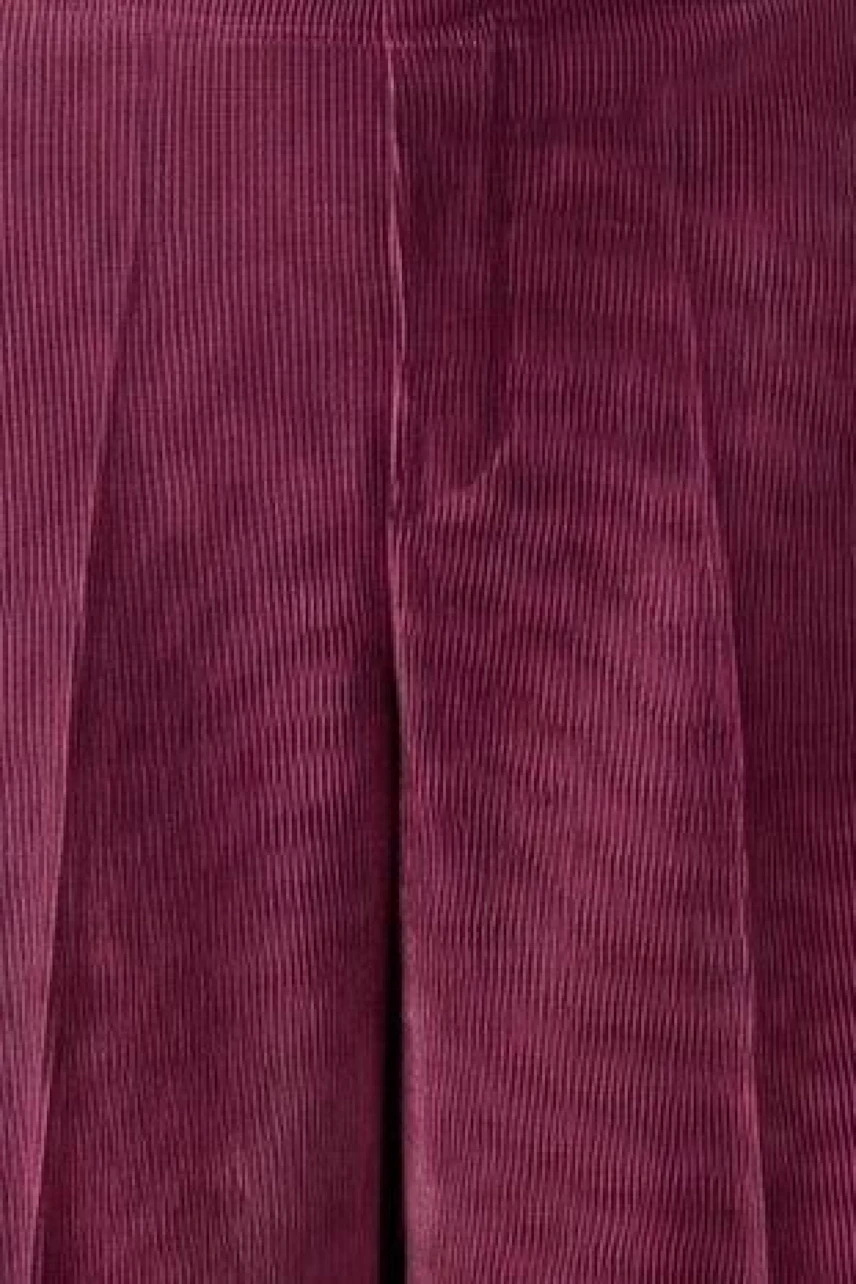 Lila Cordhose: Detailansicht der strukturierten Oberfläche ohne Model.