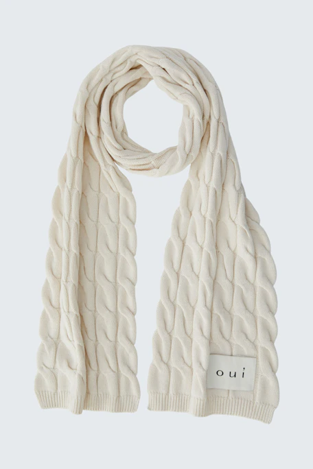 Weicher Schal in Creme mit Zopfmuster. Perfekt für kühle Tage und vielseitig kombinierbar.