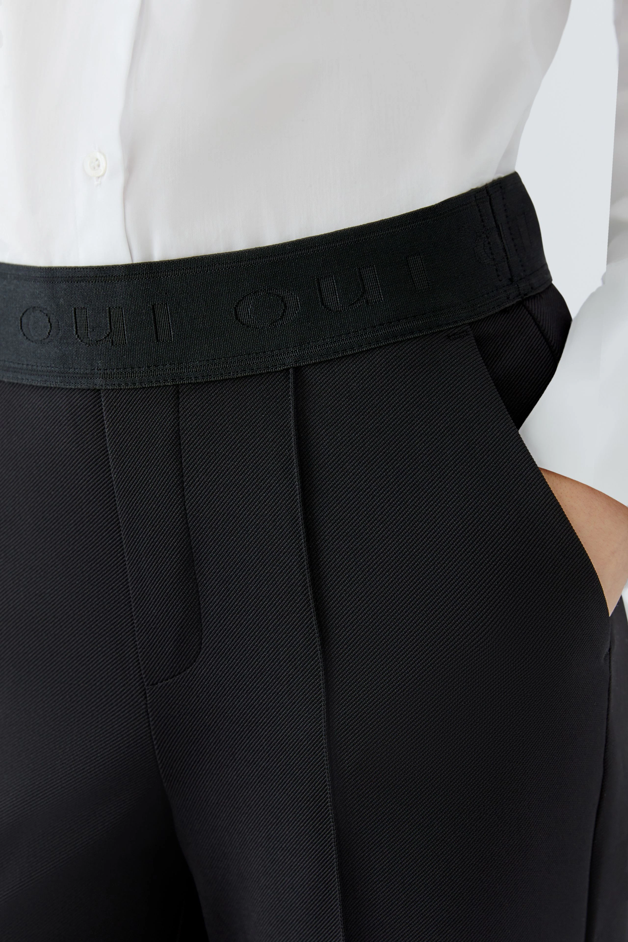 Schwarze Damen-Culotte mit breitem Bund und seitlichen Taschen, ideal für lässige Outfits.