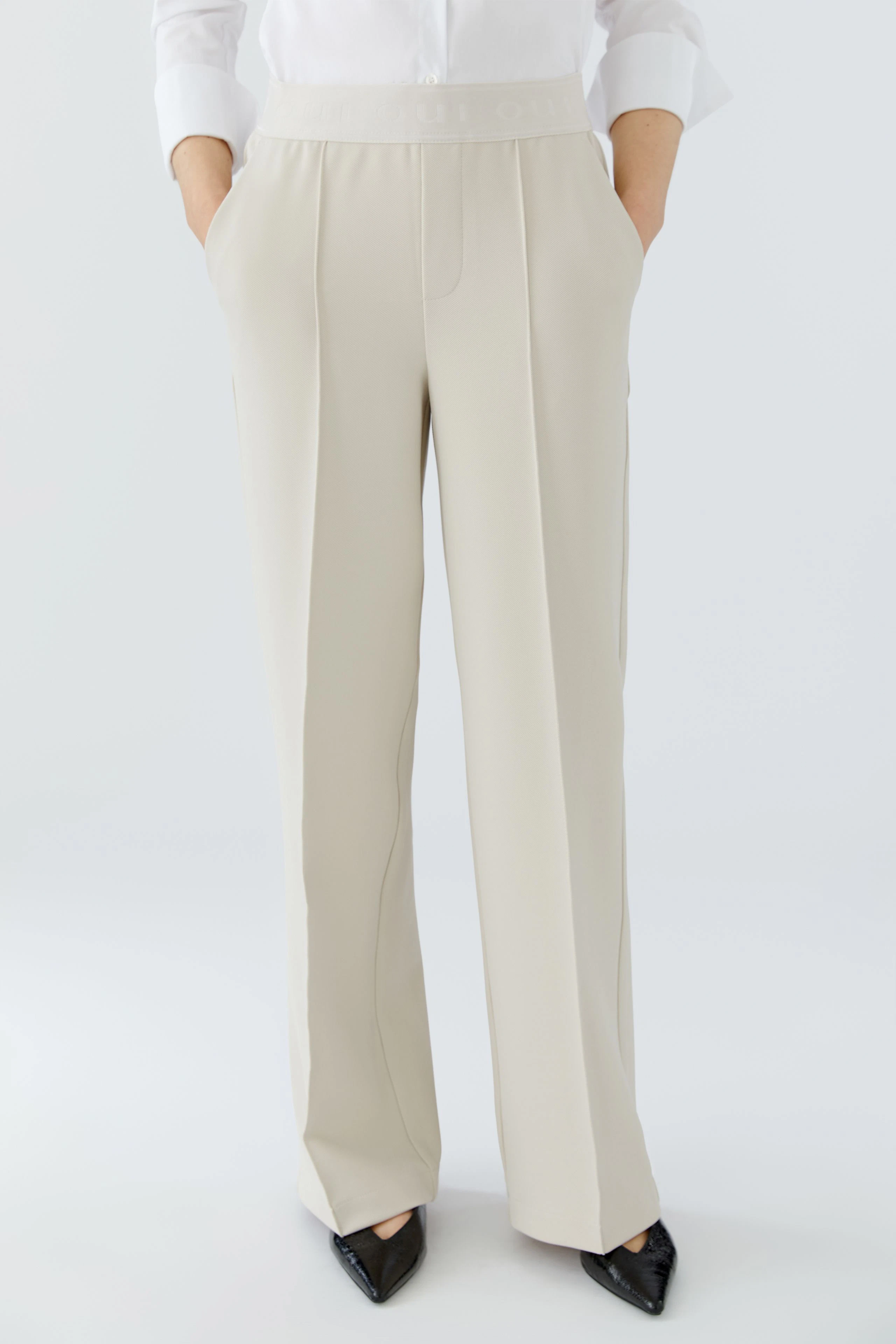 Bequeme Damen-Hose in hellem Beige mit seitlichen Taschen, ideal für den Alltag.