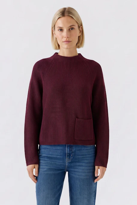 Casual women's pullover: Burgundy knit pullover with a front pocket, perfect for a cozy look.