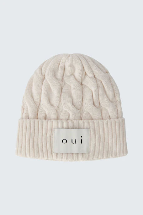 Strickmütze in Creme: Weiche, gerippte Mütze mit Oui-Logo für stilvolle Wärme.
