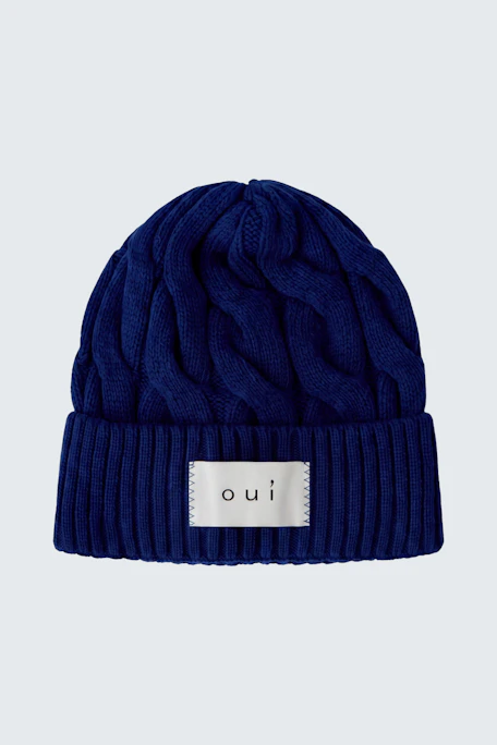 Blaue Strickmütze von Oui: Weiches Material mit Zopfmuster und Logo-Patch, ideal für kalte Tage.