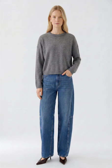 Grauer Damen-Pullover: Schlichter Strickpullover ohne Muster, ideal für lässige Outfits.