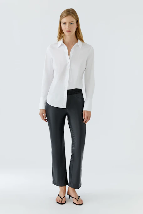 Lederimitathose: Schwarze Hose aus Lederimitat mit elastischem Bund und geradem Schnitt.
