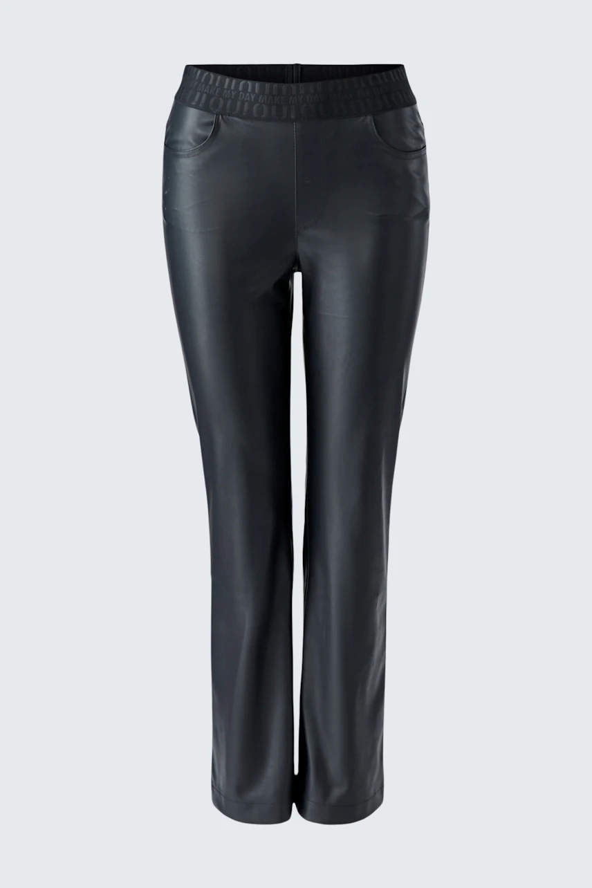 Lederimitathose: Schwarze Hose aus Lederimitat mit elastischem Bund und geradem Schnitt.