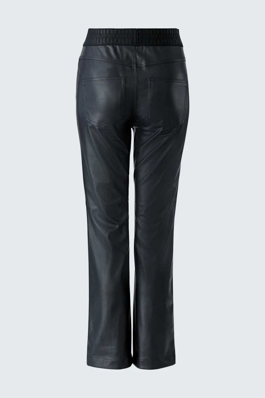Lederimitathose: Schwarze Hose aus Lederimitat mit geradem Schnitt, ohne sichtbares Model.