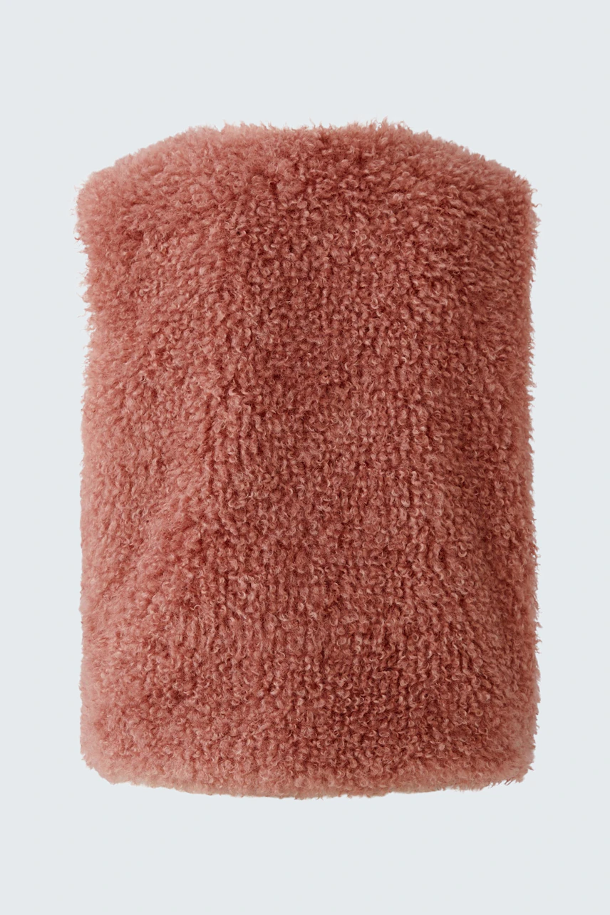 Kuschelige Damen-Weste in Rosa: Flauschige Textur, ideal für gemütliche Tage.