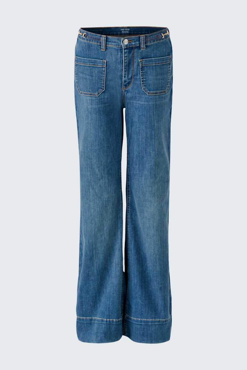 Flared jeans: Classic blue denim with wide legs, perfect for a casual and stylish look.