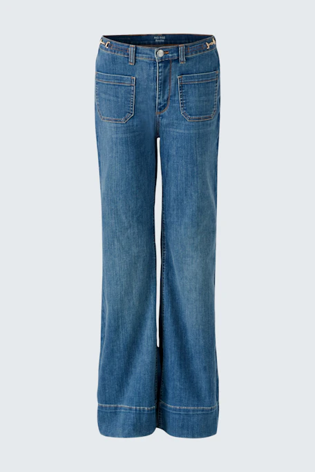 Flared jeans: Classic blue denim with wide legs, perfect for a casual and stylish look.