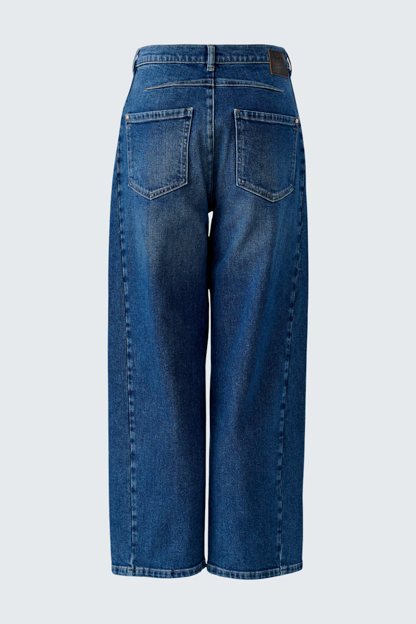 Jeans Barrel: Weite Damenjeans in klassischem Blau, ohne Model, zeigt Rückansicht mit Taschen.