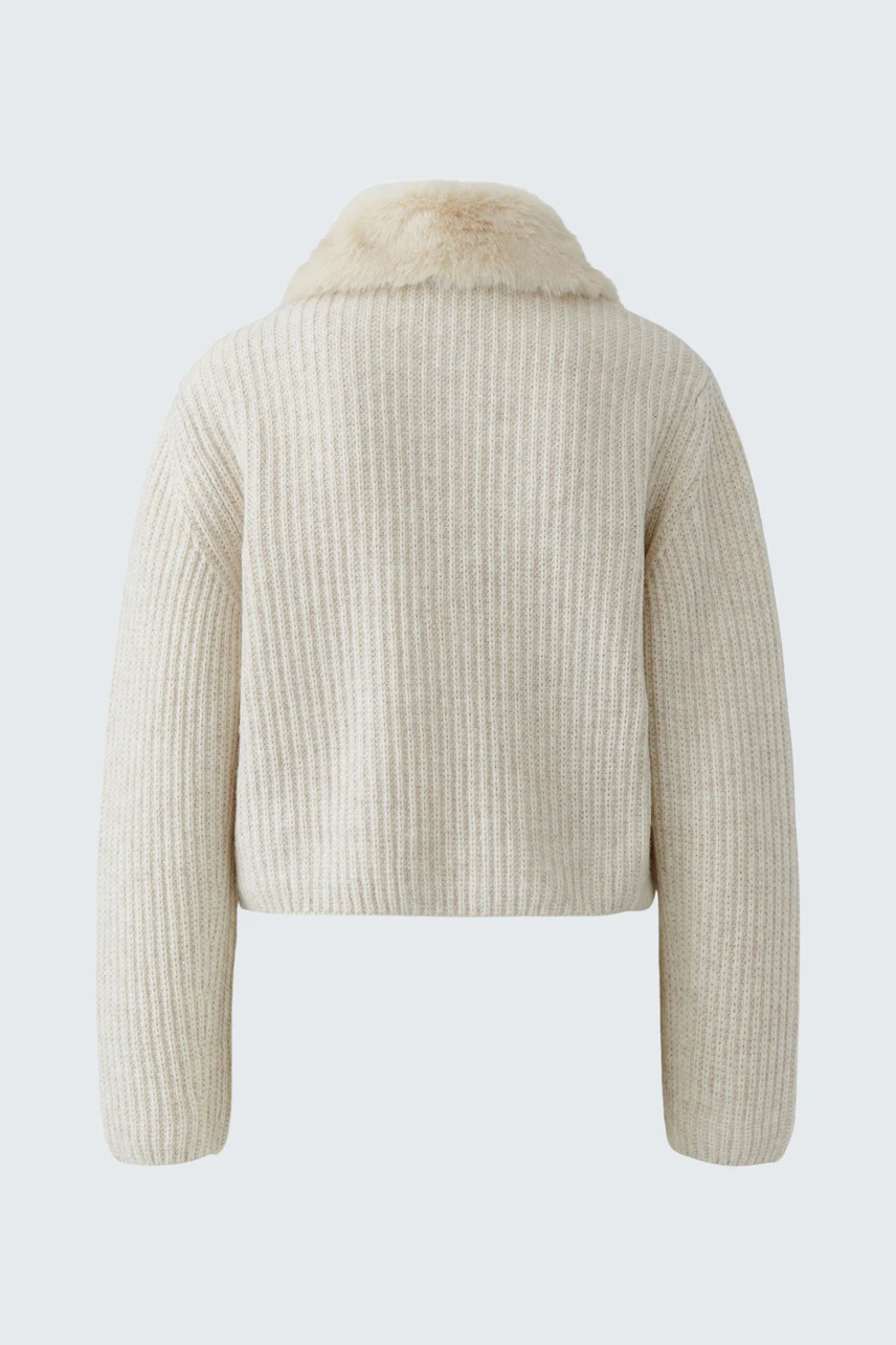 Beige Strickjacke: Rückansicht mit weichem Kragen, ideal für kühle Tage.