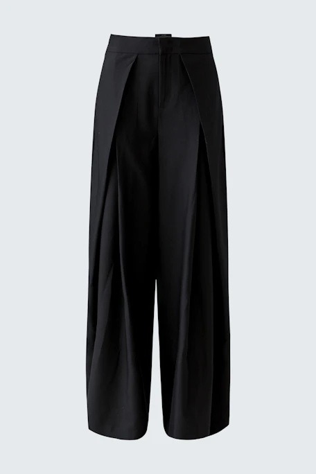 Black pleated trousers: Wide-leg design with a high waist, perfect for a chic and comfortable look.