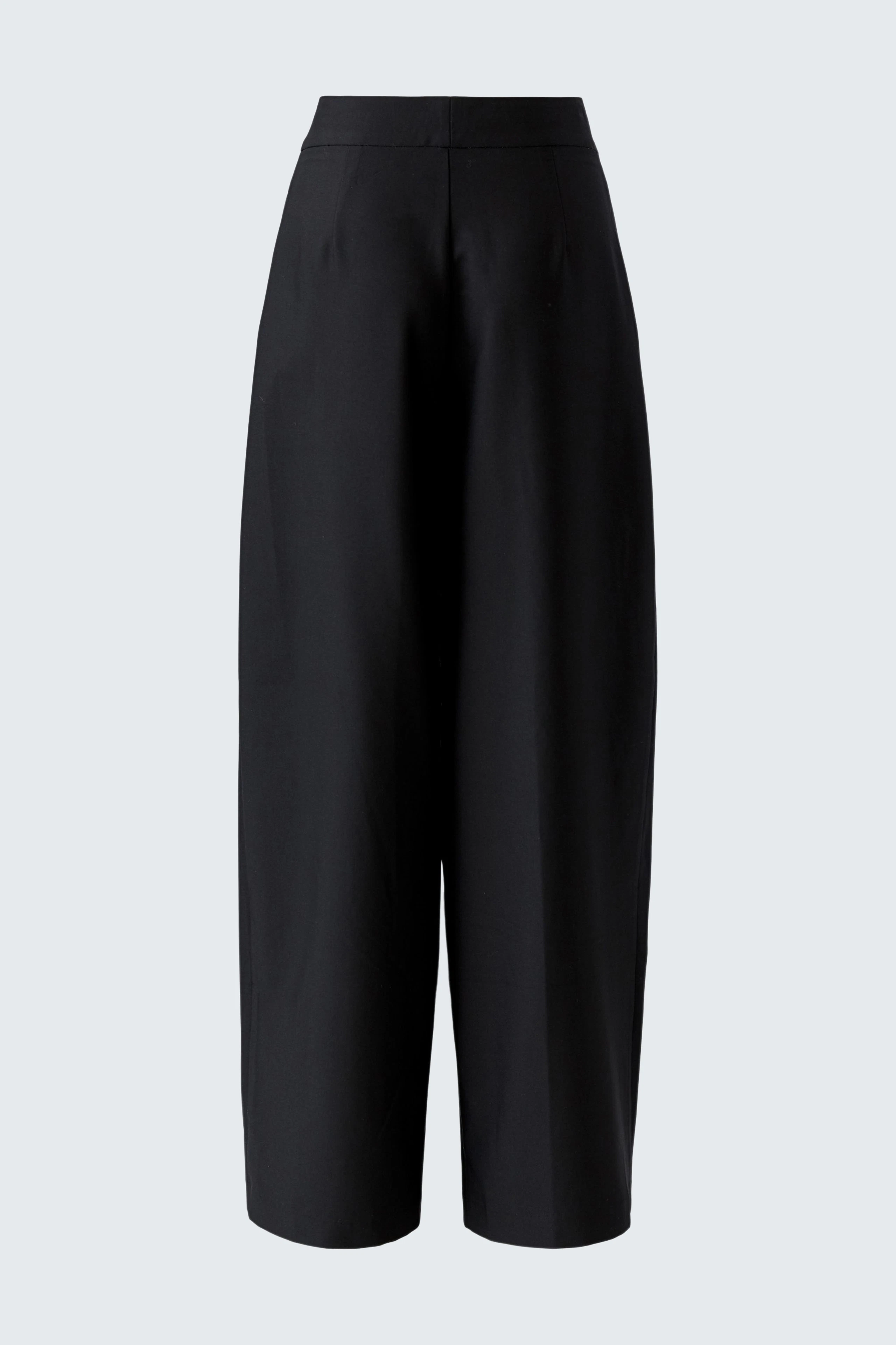 Black pleated trousers: Wide-leg design, perfect for a chic and comfortable look.