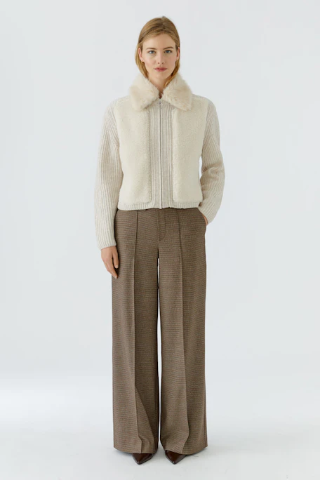 Casual women's pants: Brown checkered trousers with a straight cut, perfect for everyday wear.