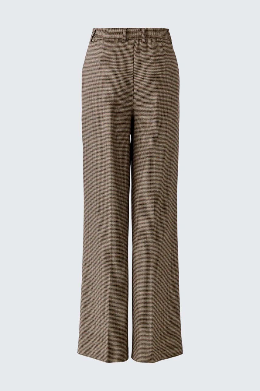 Casual women's pants: Brown checkered trousers with a relaxed fit, perfect for everyday wear.