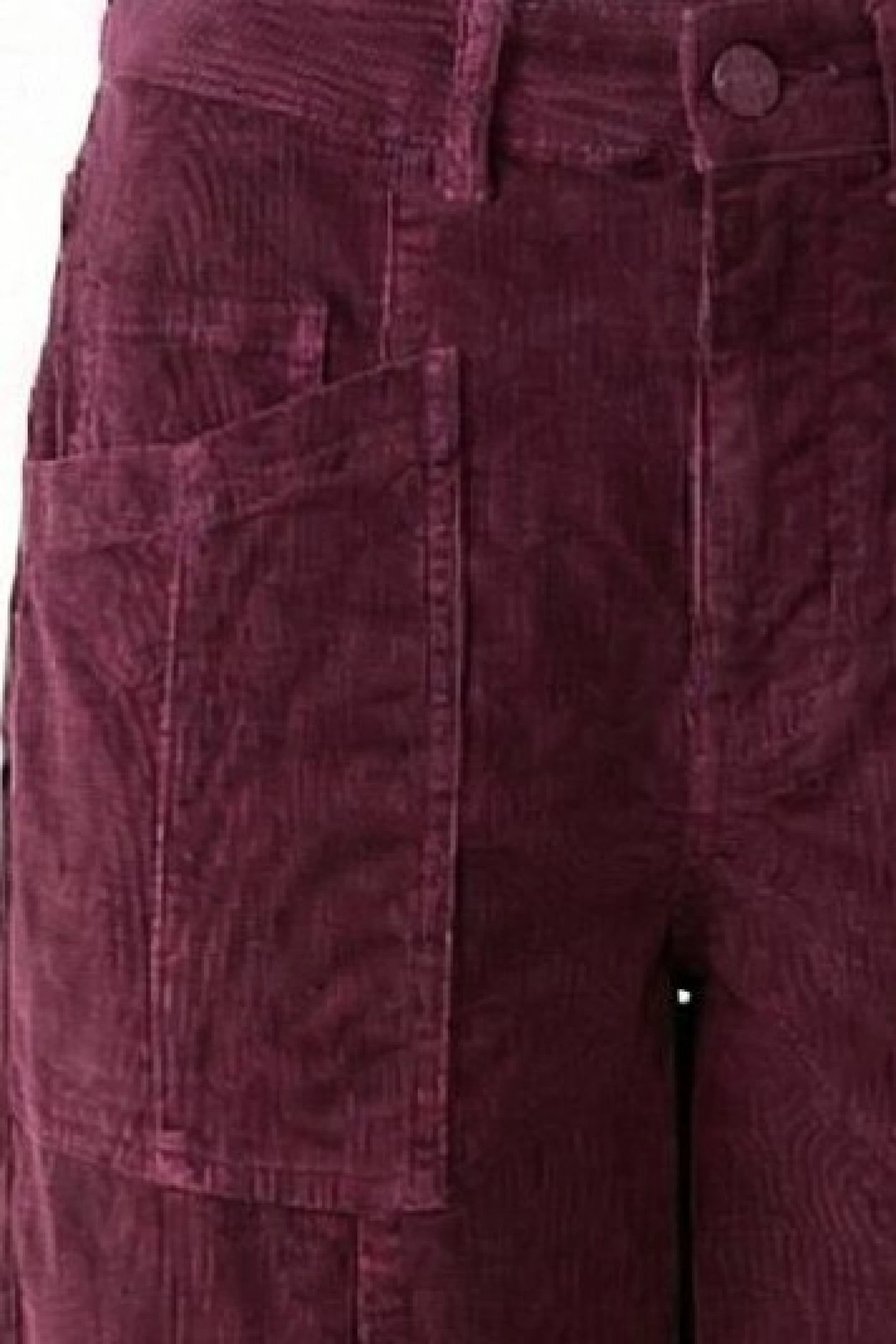 Lässige Damen-Hose: Weite, bordeauxfarbene Cordhose mit großen Taschen, ideal für einen entspannten Look.