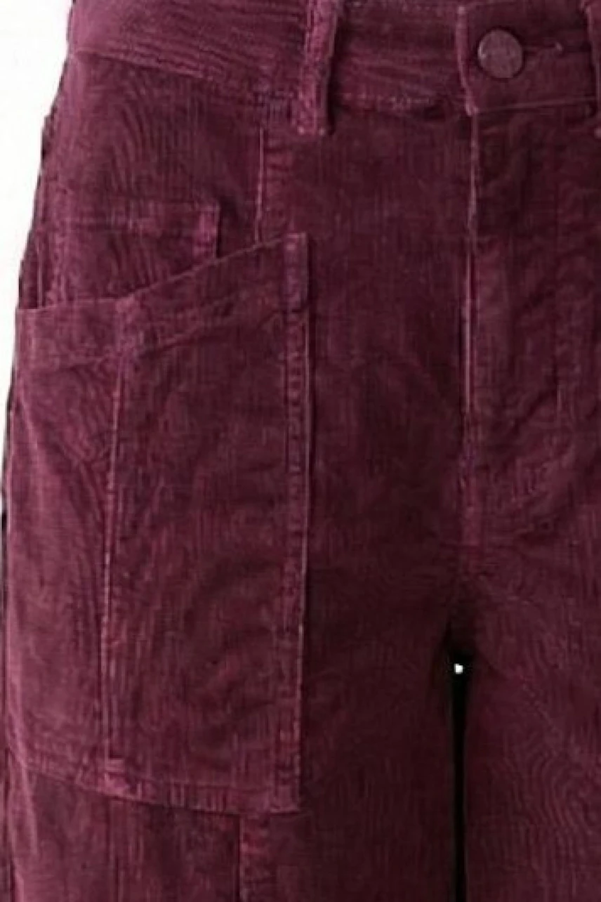 Casual women's pants: Burgundy corduroy pants with large pockets, perfect for a relaxed look.