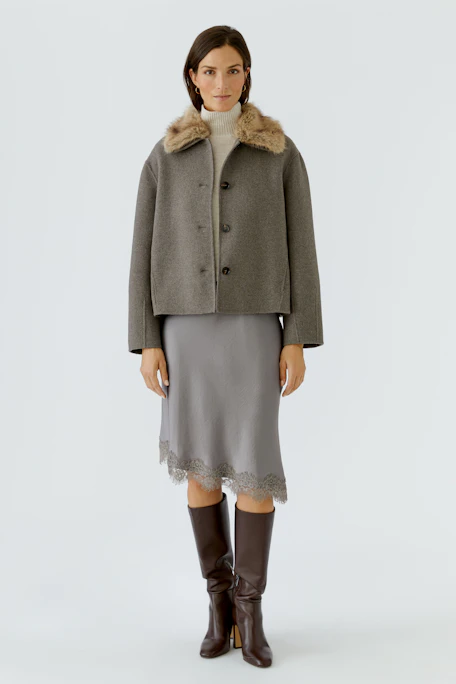 Damen-Jacke: Graue Jacke mit Kunstfellkragen, klassischer Schnitt, ideal für kühle Tage.