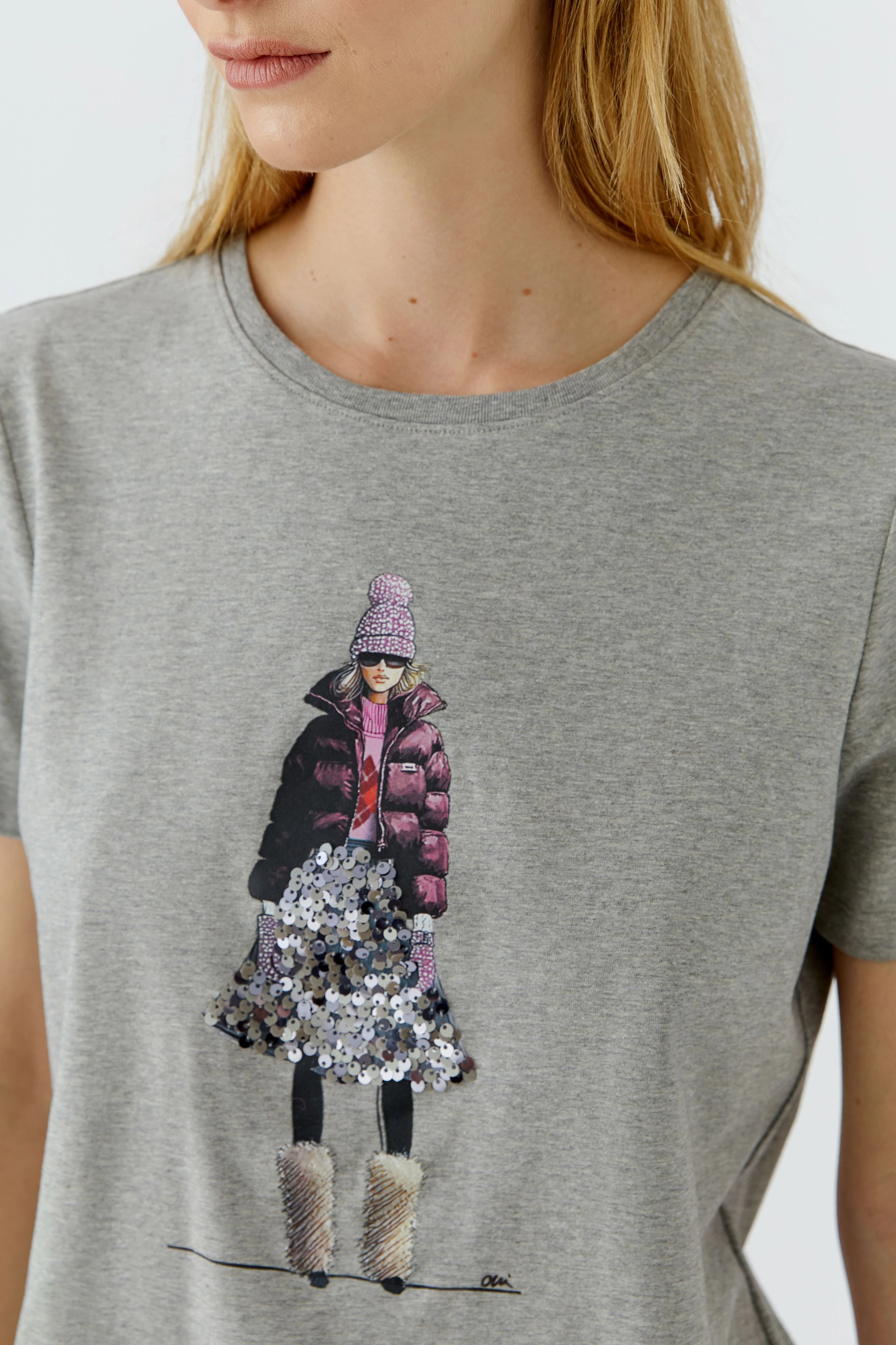 Casual women's T-shirt: Woman in a grey T-shirt with a stylish graphic print of a winter outfit.