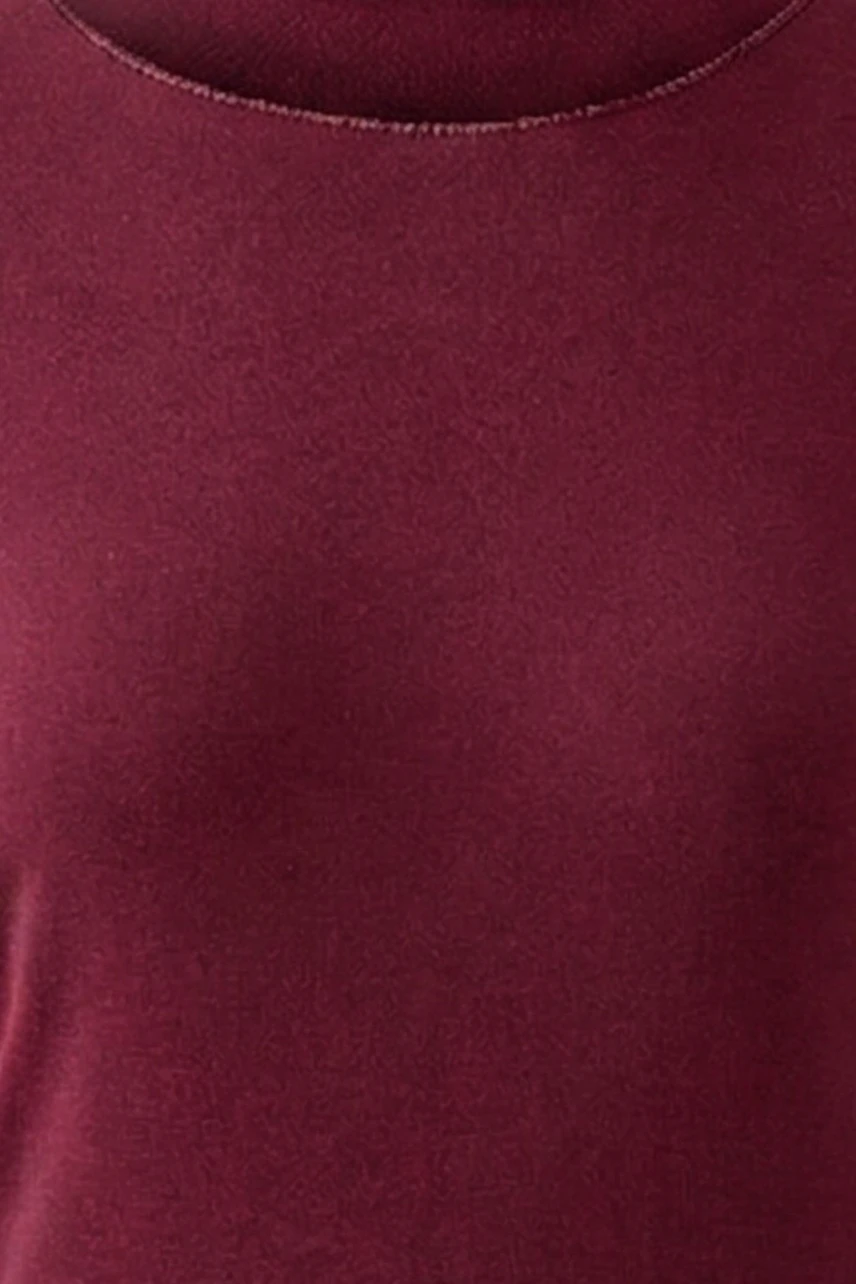 Bordeauxfarbenes Langarmshirt aus weichem Stoff, schlicht und vielseitig kombinierbar.