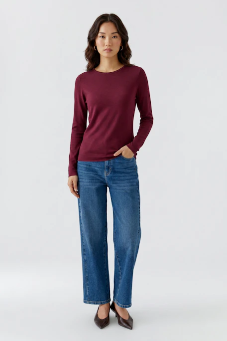 Bordeauxrotes Langarmshirt: Schlichtes Design, ideal für vielseitige Kombinationen im Alltag.