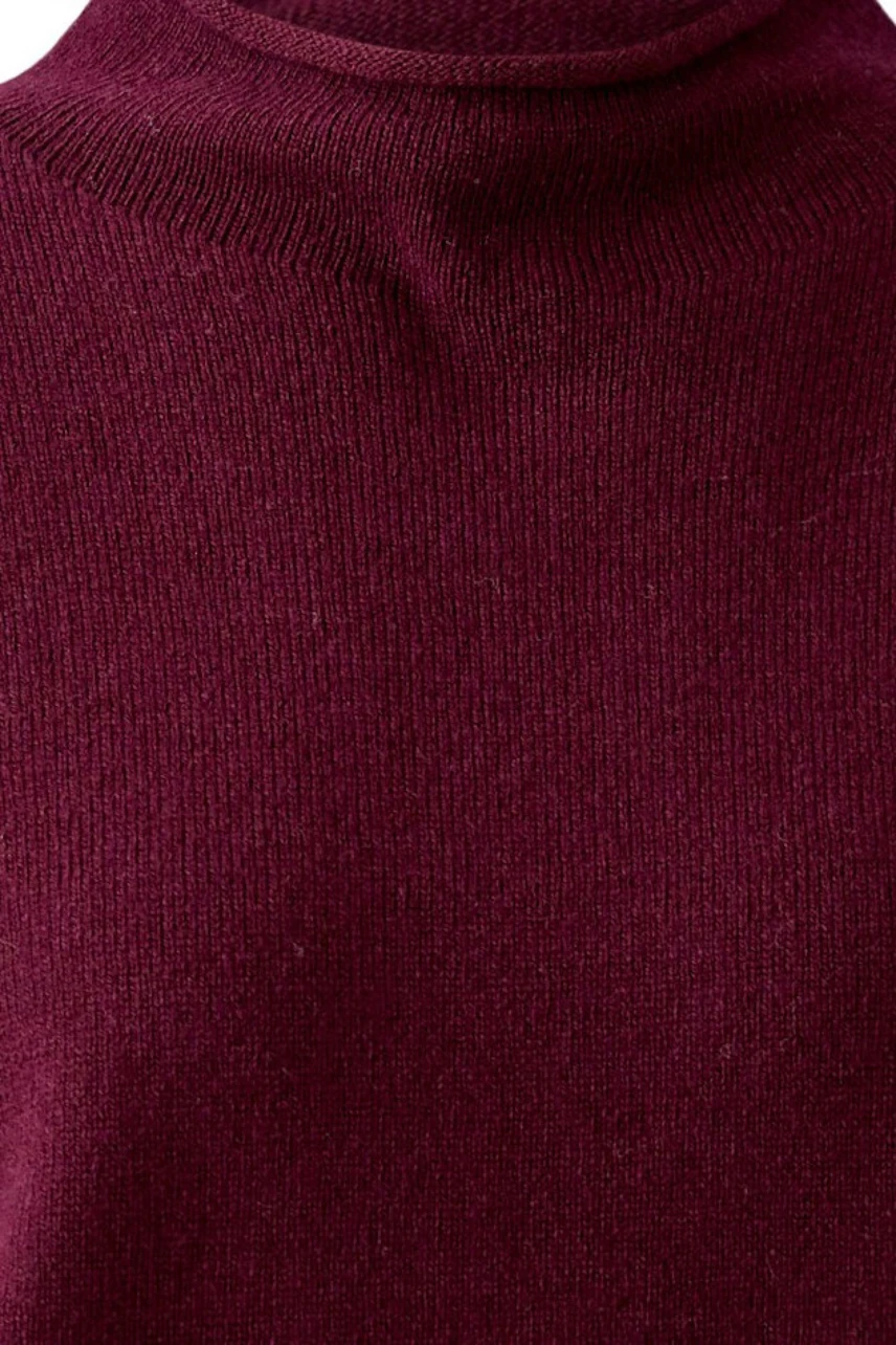 Bordeauxroter Pullunder aus weichem Strickstoff, ideal für Lagenlooks und vielseitig kombinierbar.
