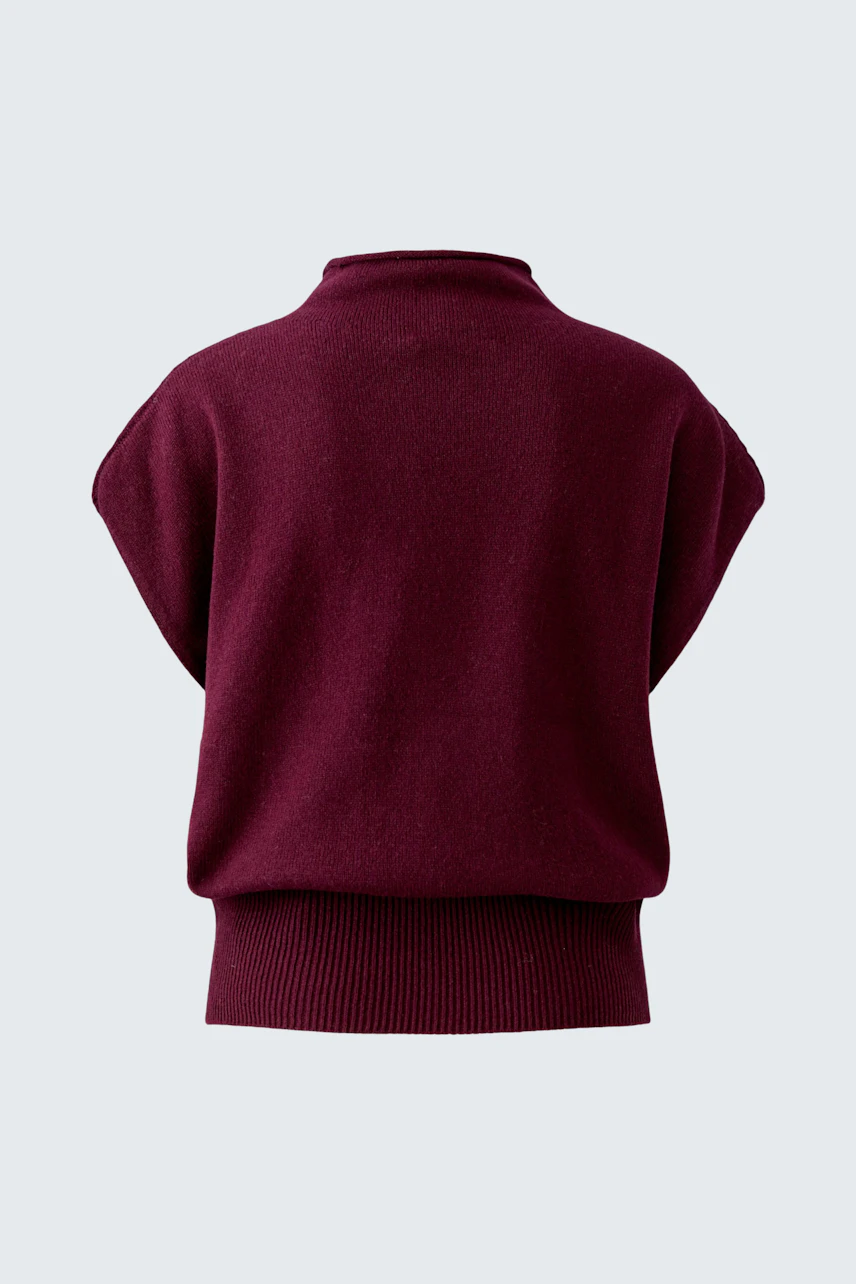 Klassischer Damen-Pullunder in Bordeauxrot, ohne Model, zeigt Rückansicht mit breitem Bund.