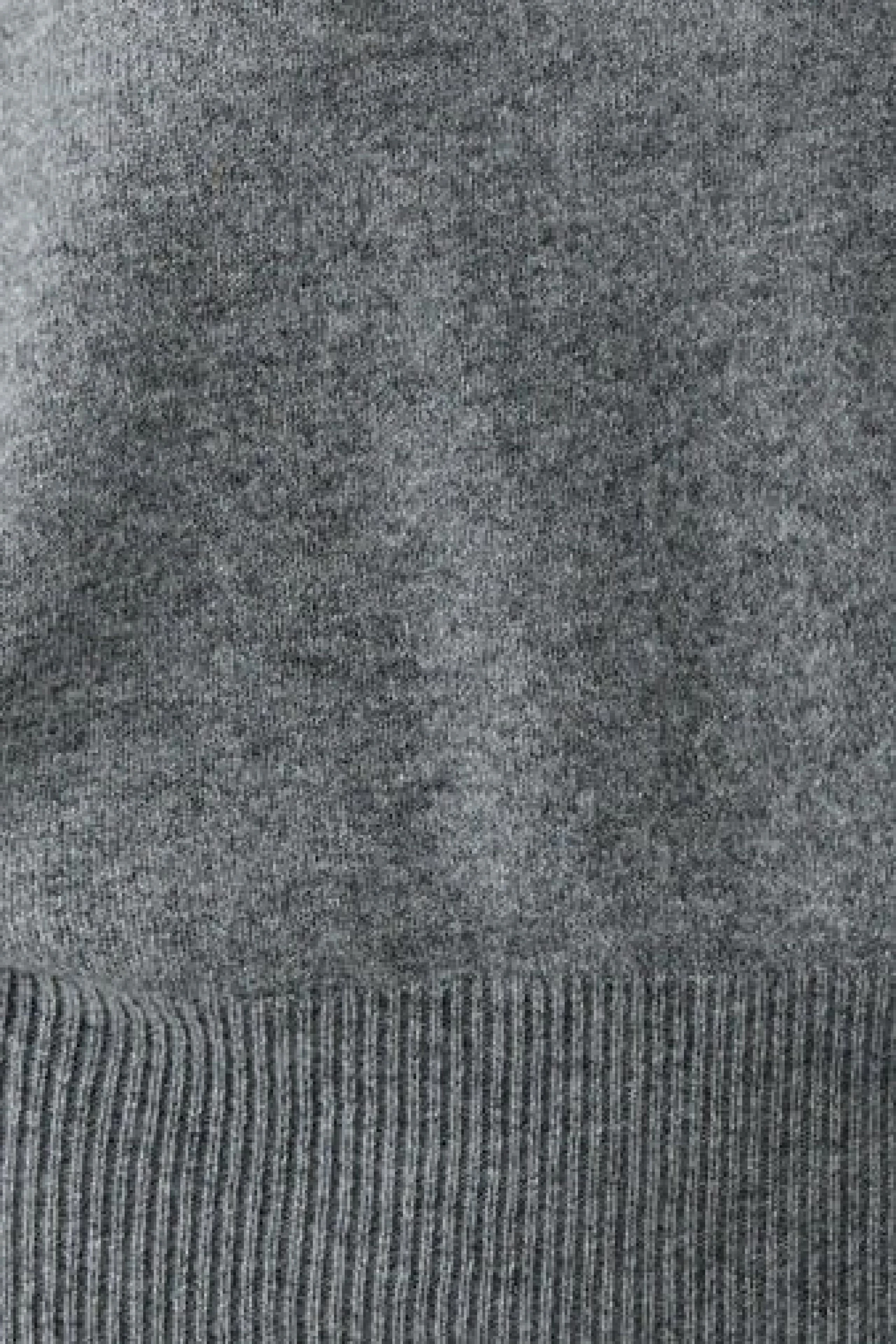 Grauer Damen-Pullunder: Detailaufnahme des weichen Strickmaterials mit geripptem Saum.