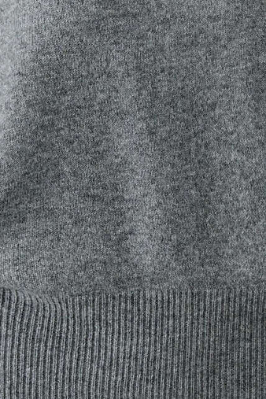 Grauer Damen-Pullunder: Detailaufnahme des weichen Strickmaterials mit geripptem Saum.