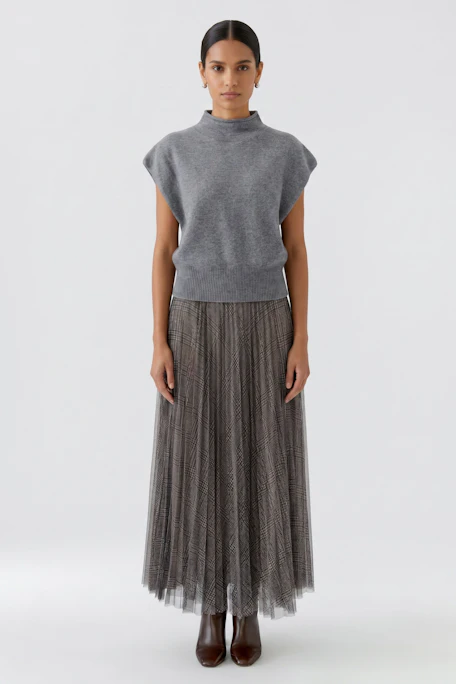 Grauer Damen-Pullunder: Schlichter, ärmelloser Strickpullunder mit hohem Kragen, ideal für Lagenlooks.