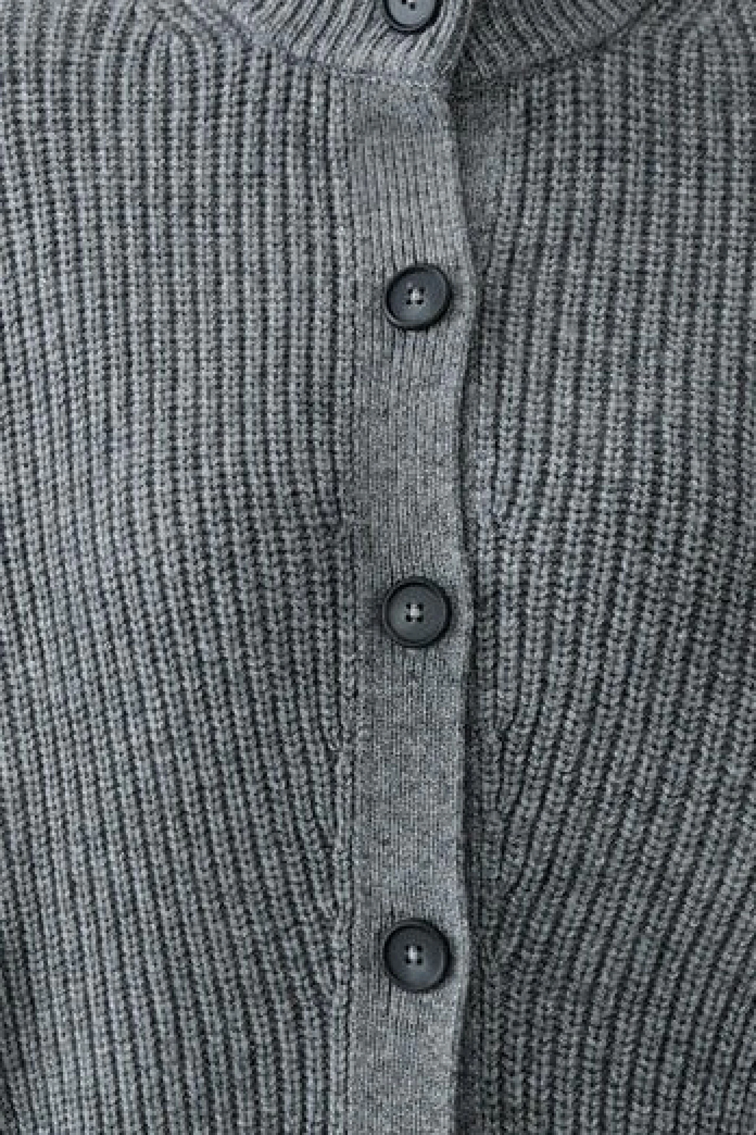 Graue Strickjacke mit Knopfleiste, grob gestrickt, ohne Model abgebildet.