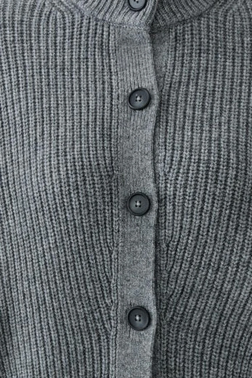 Graue Strickjacke mit Knopfleiste, grob gestrickt, ohne Model abgebildet.