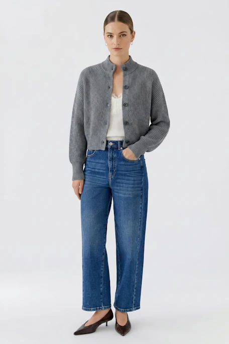 Graue Strickjacke: Klassisches Design mit Knopfleiste, ideal für kühle Tage.