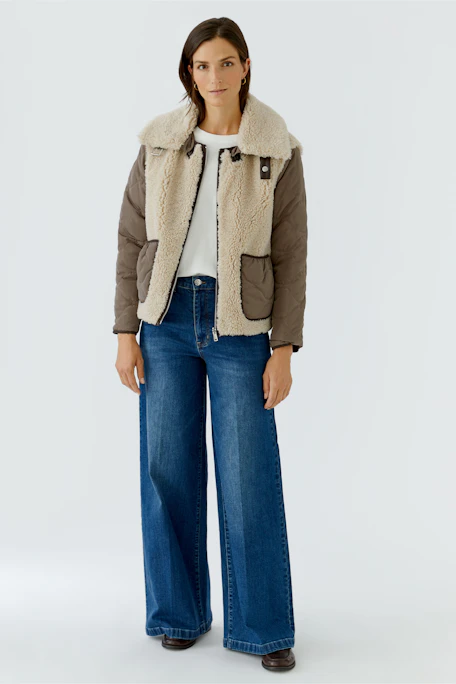 Outdoorjacke: Beigefarbene Jacke mit Teddyfell und gesteppten Ärmeln, ideal für kühle Tage.