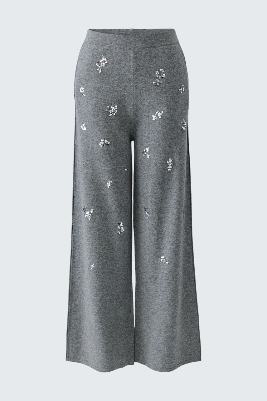Graue Strickhose mit Blumenmuster: Bequeme, weite Passform für stilvolle Freizeitlooks.