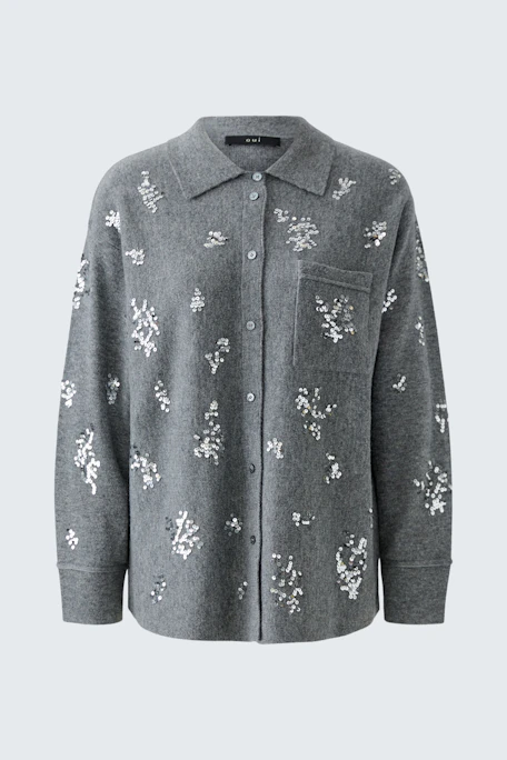 Graue Strickjacke mit Blumenmuster, ohne Model. Lässig und vielseitig kombinierbar.