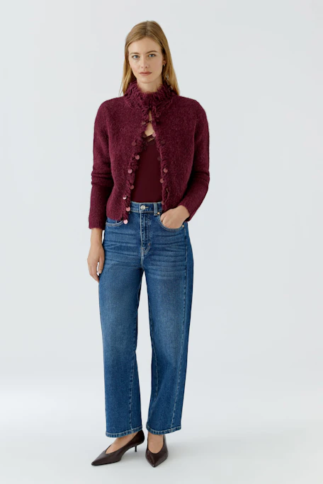 Bordeauxrote Strickjacke: Weiche, strukturierte Jacke mit Knopfleiste, ideal für kühle Tage.
