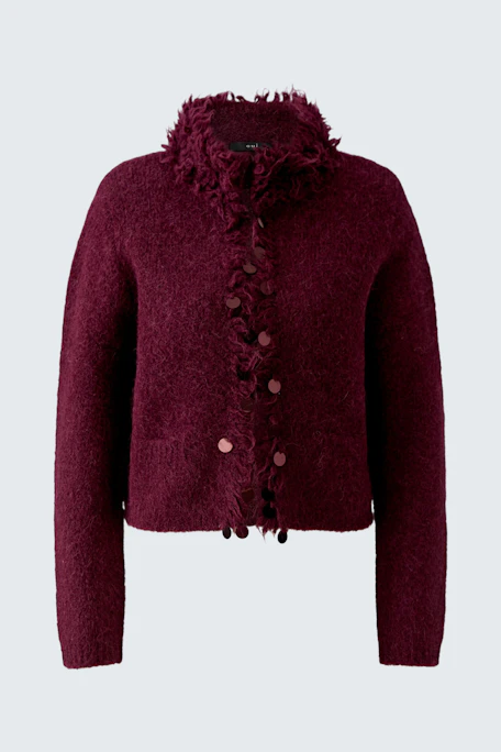 Bordeauxrote Strickjacke: Weiche, strukturierte Jacke mit Knopfleiste, ideal für kühle Tage.