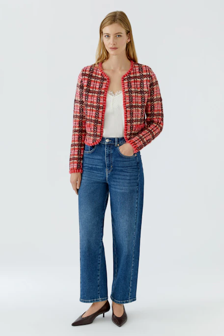 Bunte Strickjacke: Rote und schwarze Karos, ohne Model, ideal für einen lässigen Look.