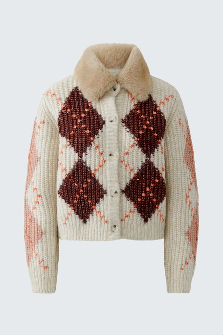 Strickjacke mit Karomuster und Kunstfellkragen, cremefarben mit roten Akzenten, ohne Model abgebildet.