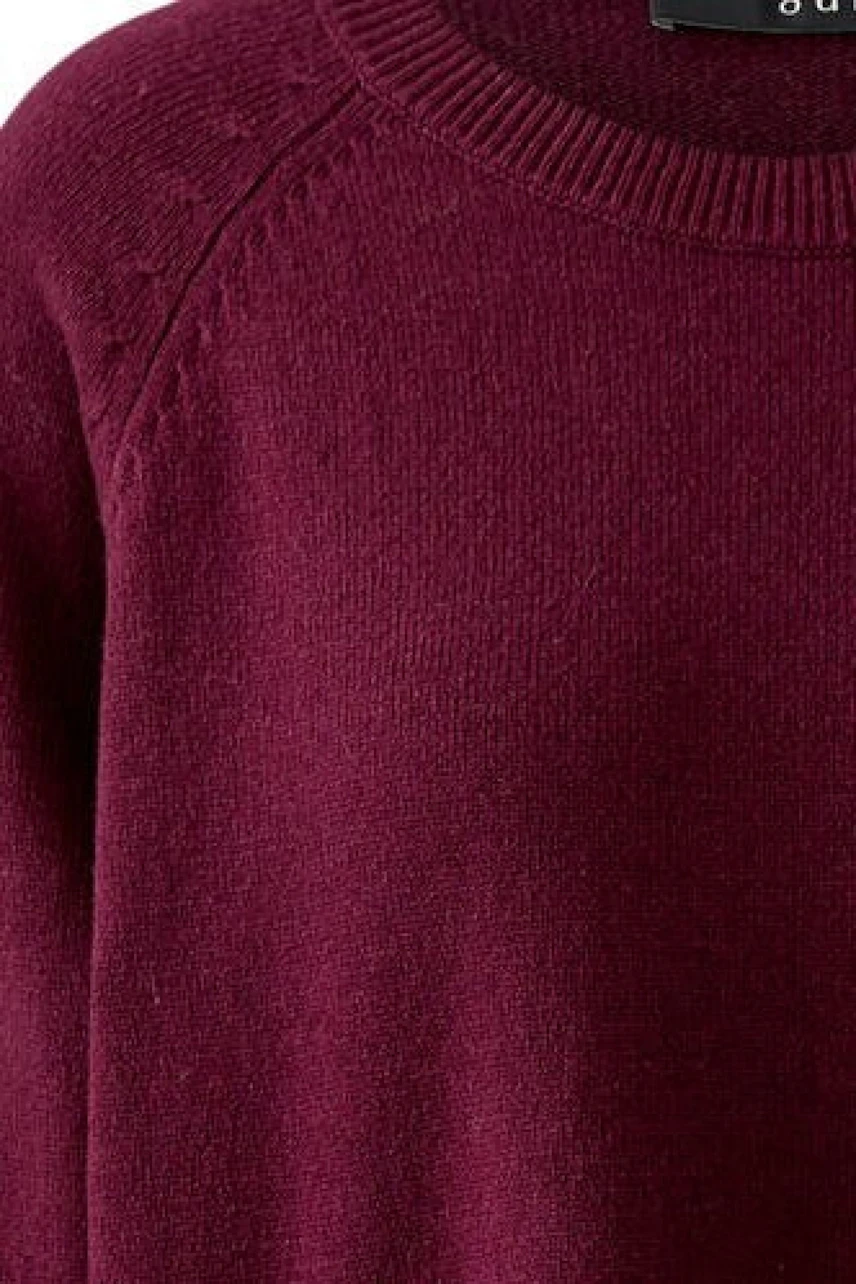 Strickkleid in Bordeaux: Detailaufnahme des weichen, strukturierten Materials ohne Model.