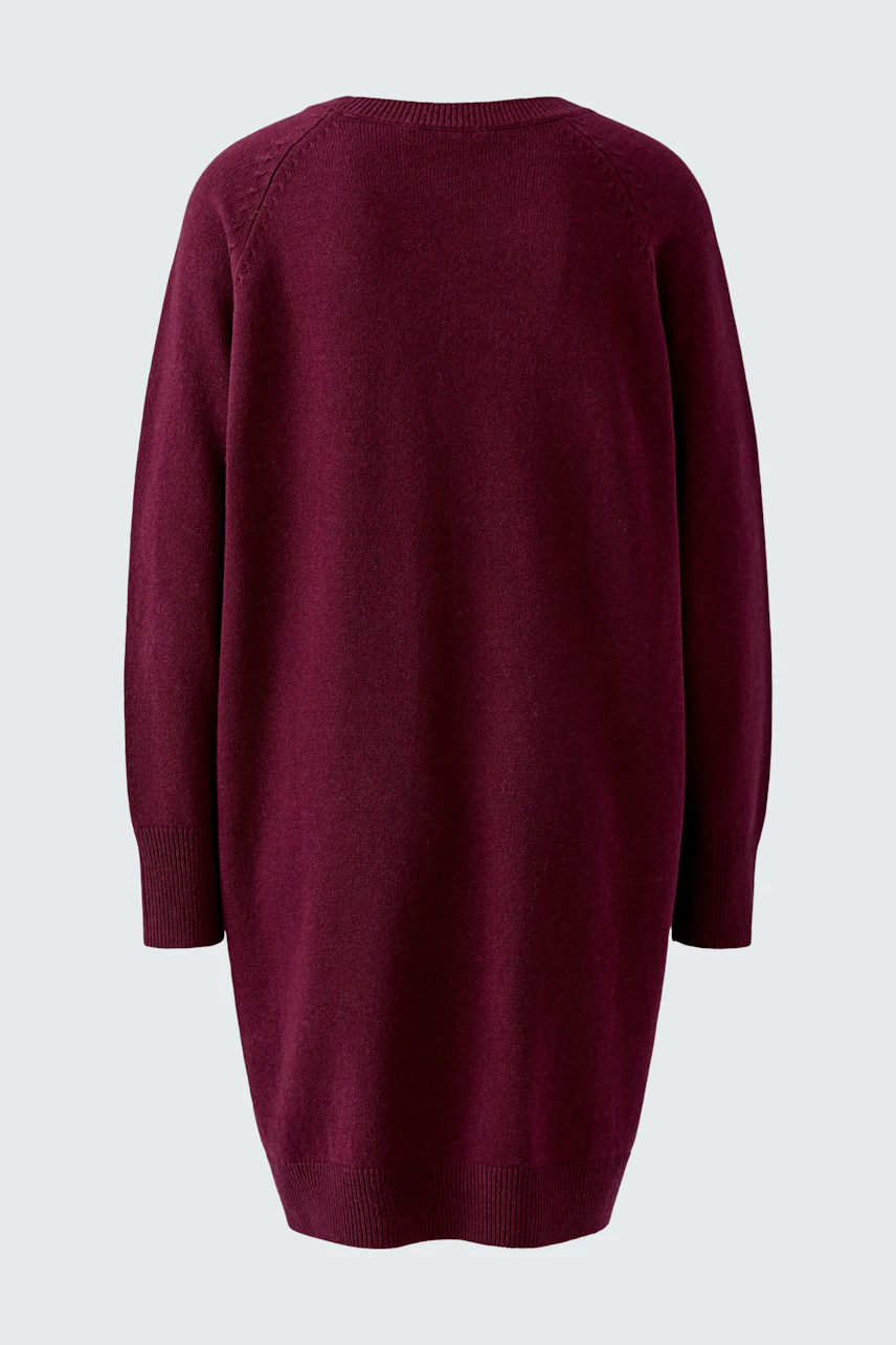 Strickkleid in Bordeaux: Langes, gemütliches Kleid ohne Model, ideal für kühle Tage.