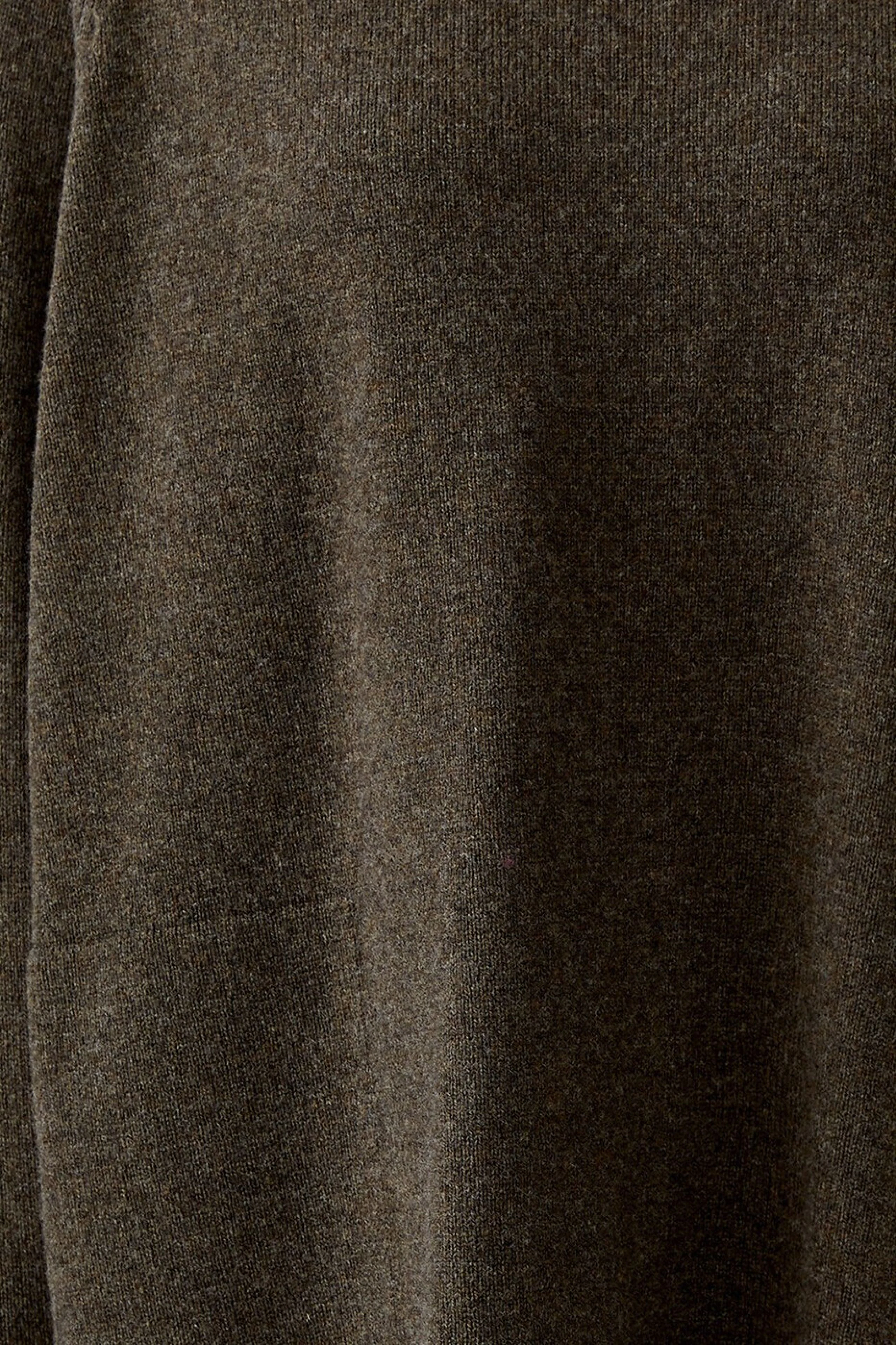 Casual knit dress in earthy tones, perfect for everyday wear. Soft fabric with a relaxed fit.
