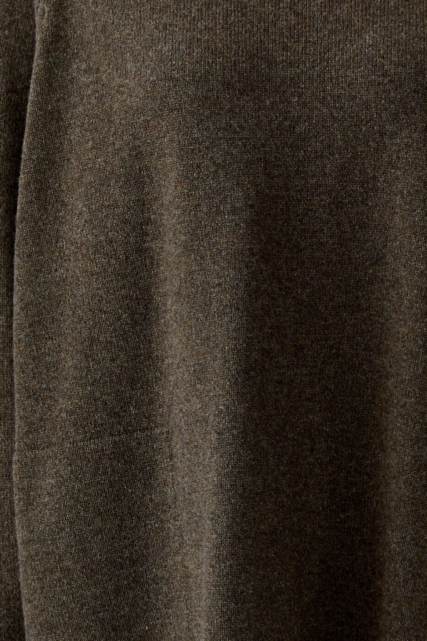 Braunes Strickkleid aus weichem Material, schlicht und vielseitig für jeden Anlass.