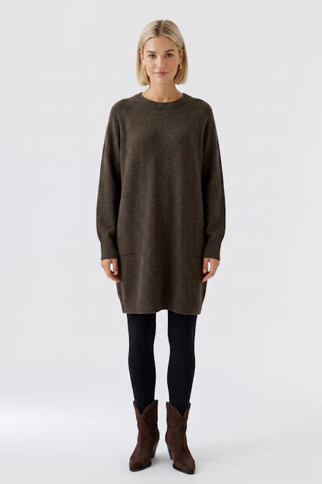 Casual knit dress: Brown oversized knit dress with long sleeves, perfect for a relaxed and cozy look.