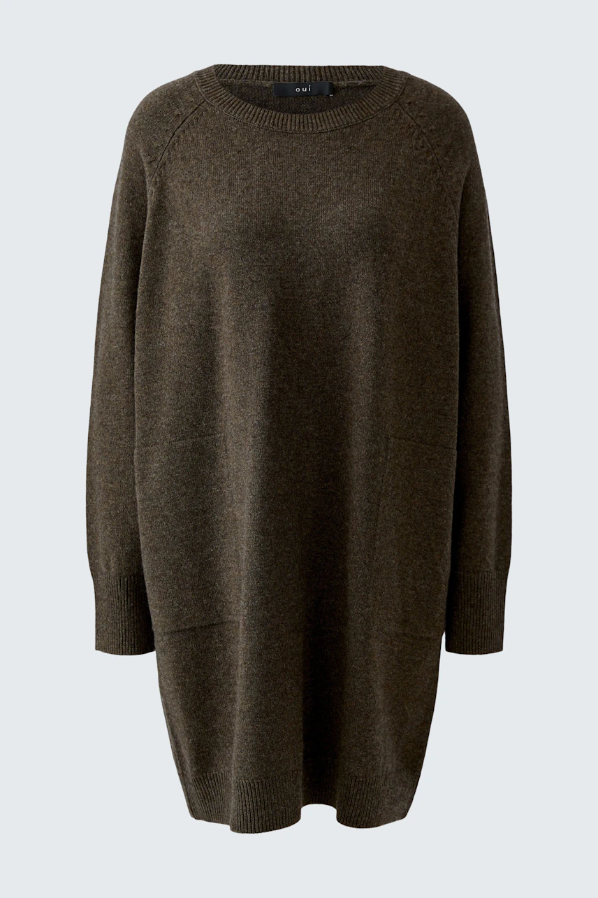 Gemütliches Strickkleid in Braun: Locker fallend, ideal für kühle Tage. Ohne Model präsentiert.