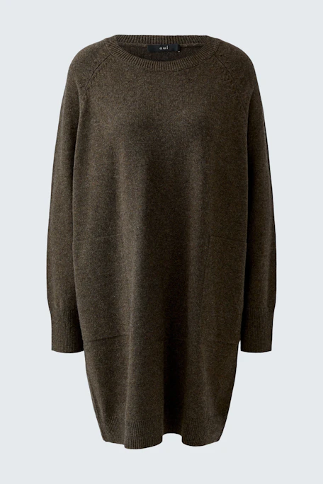 Casual knit dress: Brown oversized knit dress with long sleeves, perfect for a relaxed and cozy look.